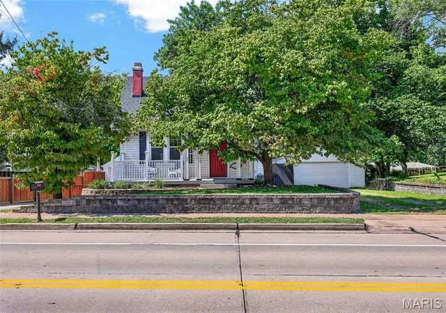 Photo 3 of Single family home for sale at 2103 W Randolph St, Saint Charles, MO 63301 | MLS# MIS26043138 | Listing updated on 2026-09-07