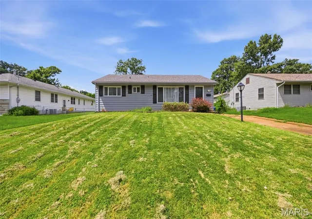 Photo 2 of Sale Pending at 8139 S Laclede Station Rd, Saint Louis, MO 63123 | MLS# MIS26043139 | Listing updated on 2026-08-28