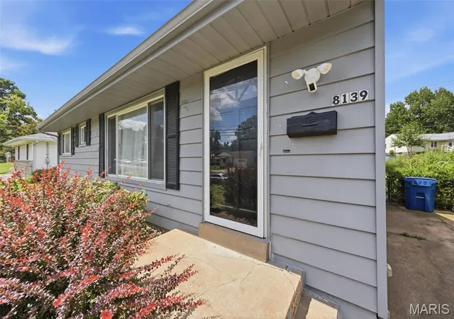 Photo 3 of Sale Pending at 8139 S Laclede Station Rd, Saint Louis, MO 63123 | MLS# MIS26043139 | Listing updated on 2026-08-28