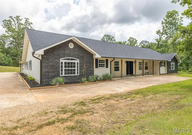 Homes for sale in Poplar Bluff, MO | 251 Rival Ln, Poplar Bluff, MO 63901 | MLS# MIS26043169