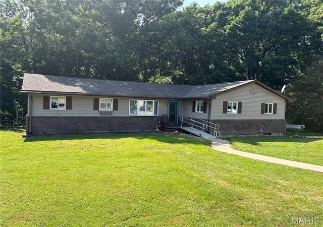 Homes for sale in Hillsboro, IL | 135 Duffs Ln, Hillsboro, IL 62049 | MLS# MIS26043176