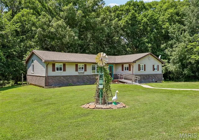 Homes for sale in Hillsboro, IL | 135 Duffs Ln, Hillsboro, IL 62049 | MLS# MIS26043176