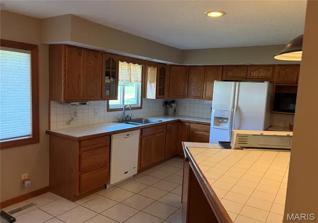 Homes for sale in Hillsboro, IL | 135 Duffs Ln, Hillsboro, IL 62049 | MLS# MIS26043176