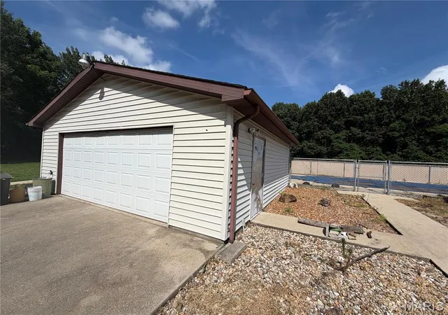 Homes for sale in Hillsboro, IL | 135 Duffs Ln, Hillsboro, IL 62049 | MLS# MIS26043176