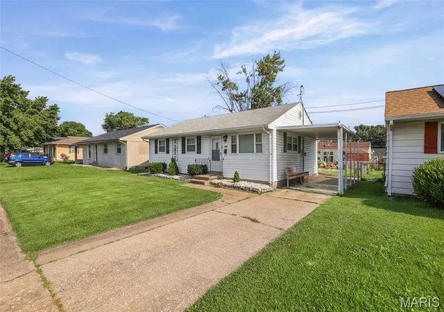 Photo 1 of Single family home for sale at 213 Briarwood Dr, Granite City, IL 62040 | MLS# MIS26043192 | Listing updated on 2026-09-14