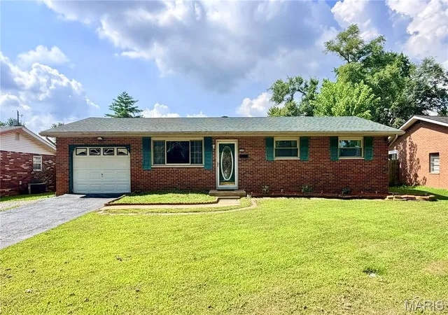 Homes for sale in Granite City, IL | 2608 Angela Dr, Granite City, IL 62040 | MLS# MIS26043194