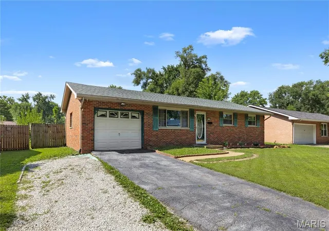 Homes for sale in Granite City, IL | 2608 Angela Dr, Granite City, IL 62040 | MLS# MIS26043194