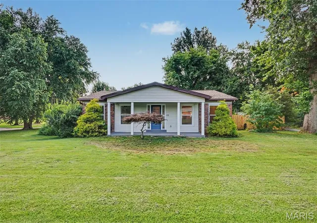2nd image of 13 Castle Dr, Florissant, MO 63034 | MLS# MIS26043228