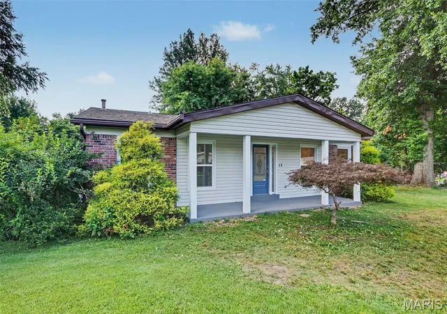 3rd image of 13 Castle Dr, Florissant, MO 63034 | MLS# MIS26043228