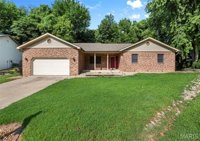 Homes for sale in Collinsville, IL | 8 Oak Leaf Cir, Collinsville, IL 62234 | MLS# MIS26043262