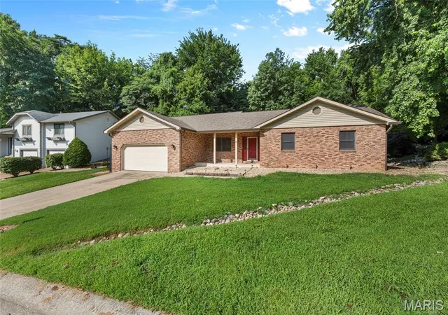 Homes for sale in Collinsville, IL | 8 Oak Leaf Cir, Collinsville, IL 62234 | MLS# MIS26043262