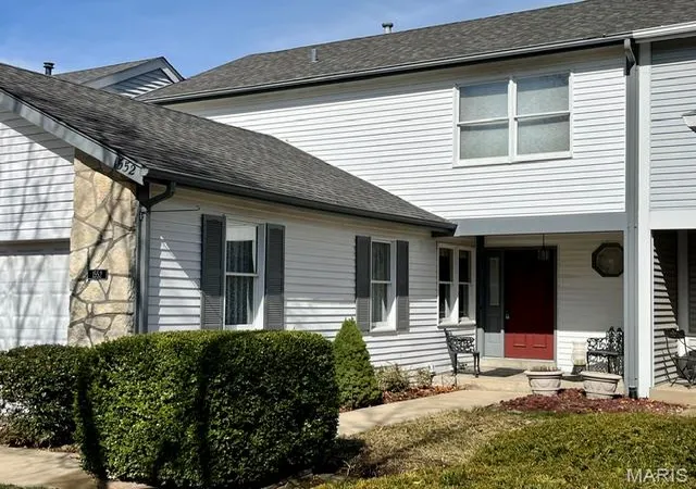 Homes for sale in Chesterfield, MO | 1552 Charlemont Dr, Chesterfield, MO 63017 | MLS# MIS26043267