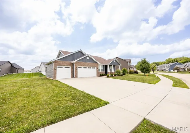 Homes for sale in Shiloh, IL | 2658 London Ln, Shiloh, IL 62221 | MLS# MIS26043274