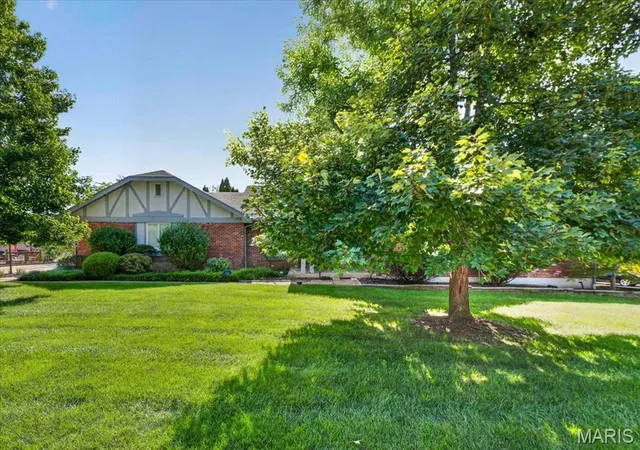 Photo 1 of Sale Pending at 1632 Lochcrest Dr, Chesterfield, MO 63017 | MLS# MIS26043301 | Listing updated on 2026-10-04