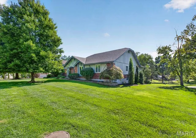 Photo 3 of Sale Pending at 1632 Lochcrest Dr, Chesterfield, MO 63017 | MLS# MIS26043301 | Listing updated on 2026-10-04