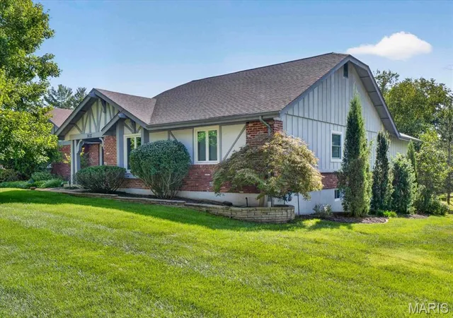 Photo 2 of Sale Pending at 1632 Lochcrest Dr, Chesterfield, MO 63017 | MLS# MIS26043301 | Listing updated on 2026-10-04