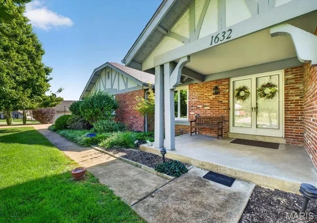 Photo 3 of Sale Pending at 1632 Lochcrest Dr, Chesterfield, MO 63017 | MLS# MIS26043301 | Listing updated on 2026-10-04