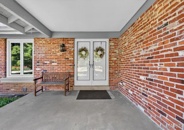Photo 4 of Sale Pending at 1632 Lochcrest Dr, Chesterfield, MO 63017 | MLS# MIS26043301 | Listing updated on 2026-10-04