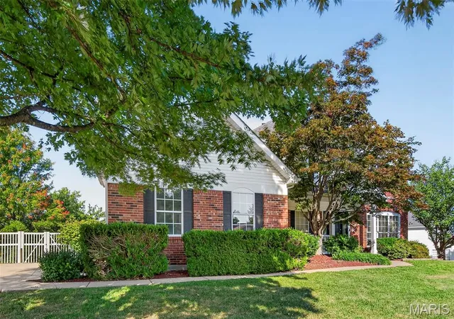Photo 3 of Single family home for sale at 1519 Oakland Hills Dr, O Fallon, MO 63366 | MLS# MIS26043322 | Listing updated on 2026-10-20