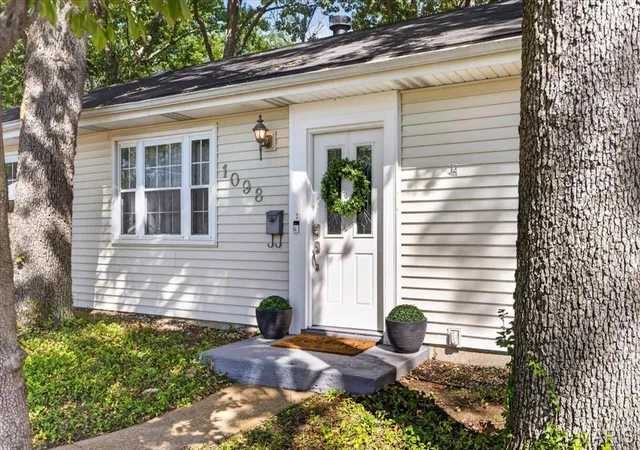 Photo 1 of Single family home for sale at 1098 Etherton Dr, Saint Louis, MO 63126 | MLS# MIS26043331 | Listing updated on 2026-10-03