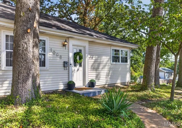 Photo 2 of Single family home for sale at 1098 Etherton Dr, Saint Louis, MO 63126 | MLS# MIS26043331 | Listing updated on 2026-10-03