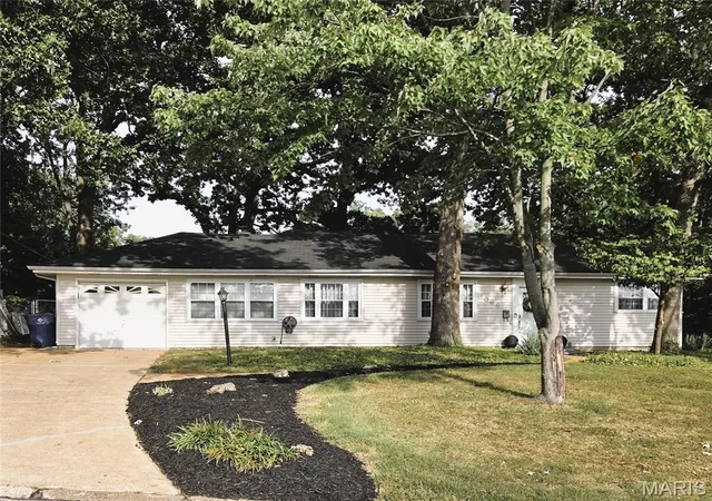 Photo 3 of Single family home for sale at 1098 Etherton Dr, Saint Louis, MO 63126 | MLS# MIS26043331 | Listing updated on 2026-10-03