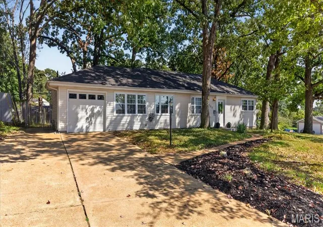 Photo 4 of Single family home for sale at 1098 Etherton Dr, Saint Louis, MO 63126 | MLS# MIS26043331 | Listing updated on 2026-10-03