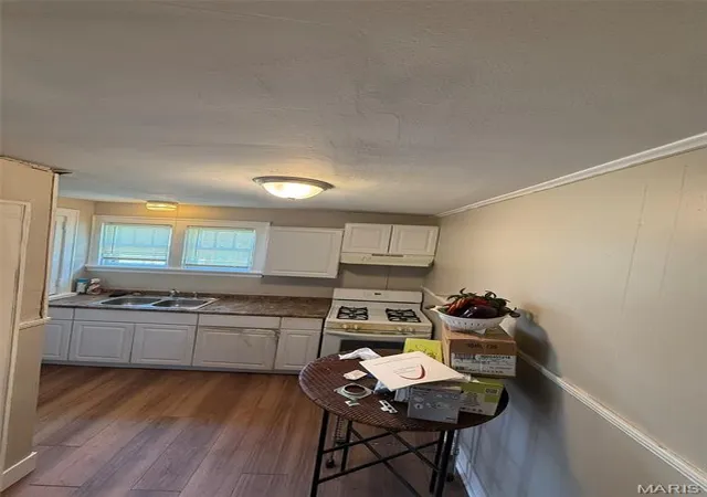 Photo 2 of Sale Pending at 1215 Gruner Pl, Saint Louis, MO 63133 | MLS# MIS26043340 | Listing updated on 2026-10-08