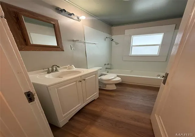 Photo 3 of Sale Pending at 1215 Gruner Pl, Saint Louis, MO 63133 | MLS# MIS26043340 | Listing updated on 2026-10-08