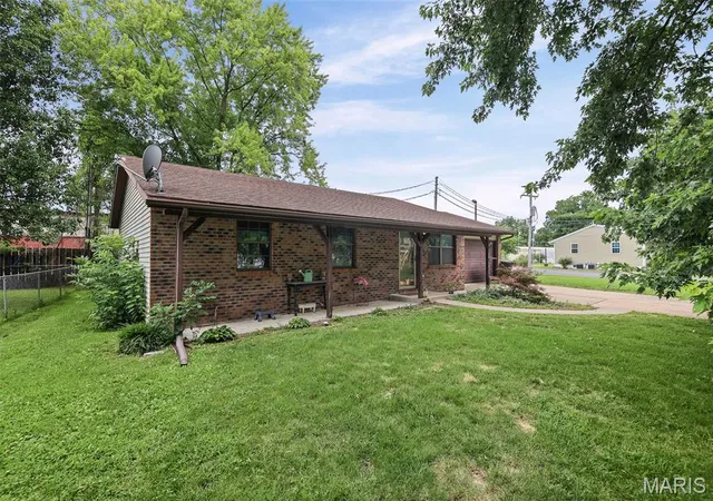 3rd image of 407 S Smith St, Smithton, IL 62285 | MLS# MIS26043343
