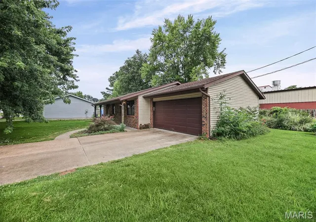 4th image of 407 S Smith St, Smithton, IL 62285 | MLS# MIS26043343