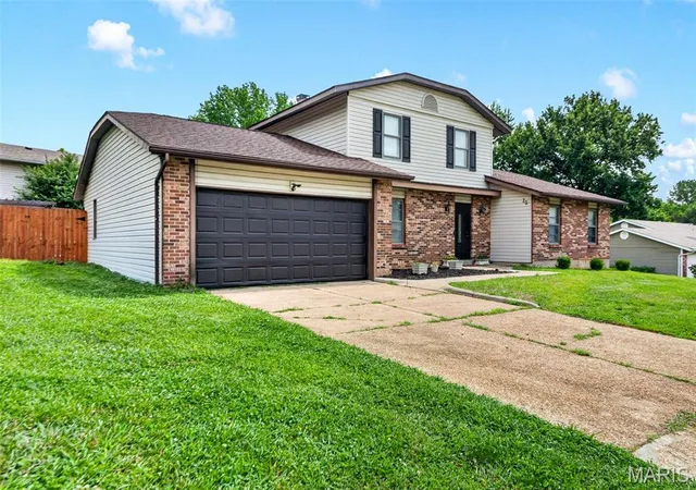 Photo 1 of Single family home for sale at 20 Sandalwood Ct, Saint Charles, MO 63304 | MLS# MIS26043351 | Listing updated on 2026-09-07