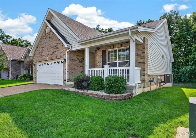Photo 3 of Sale Pending at 415 Newport Dr, Saint Peters, MO 63376 | MLS# MIS26043357 | Listing updated on 2026-09-14