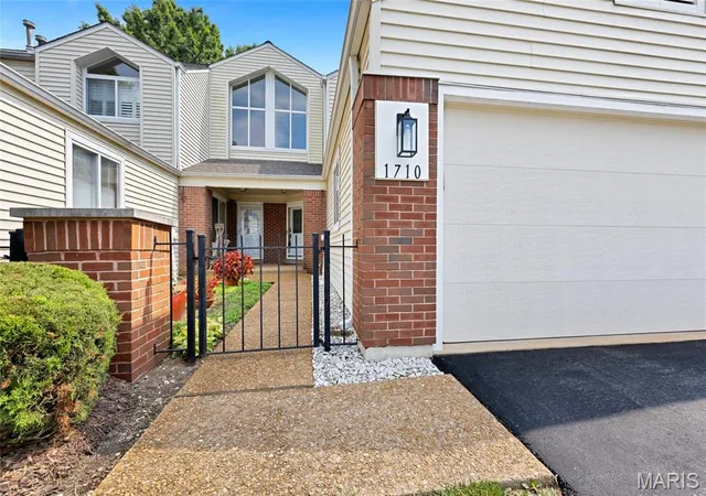 Homes for sale in Ballwin, MO | 1710 Ridgeview Circle Dr, Ballwin, MO 63021 | MLS# MIS26043364