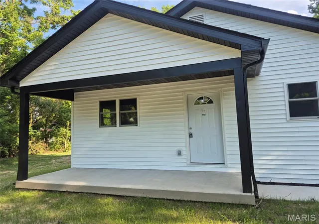 Homes for sale in Godfrey, IL | 125 Anna Ave, Godfrey, IL 62035 | MLS# MIS26043381
