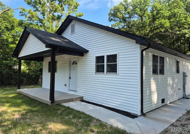 Homes for sale in Godfrey, IL | 125 Anna Ave, Godfrey, IL 62035 | MLS# MIS26043381