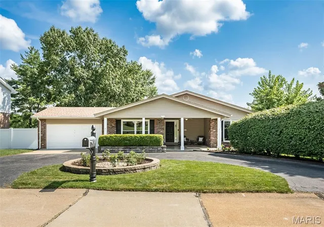Homes for sale in Manchester, MO | 7 Nicolet Dr, Manchester, MO 63011 | MLS# MIS26043387