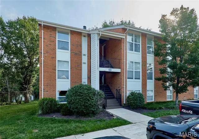 Homes for sale in Kirkwood, MO | 1937 Greenpoint Dr #304, Kirkwood, MO 63122 | MLS# MIS26043393