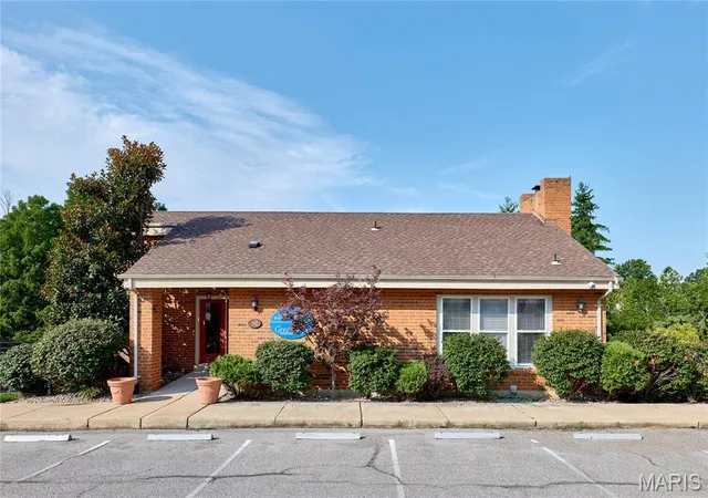 Homes for sale in Kirkwood, MO | 1937 Greenpoint Drive, Kirkwood, MO 63122 | Houzeo