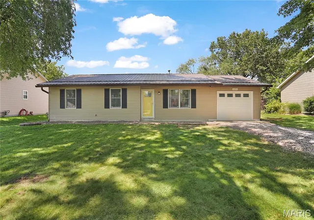 Photo 1 of Sale Pending at 1054 Catalina Dr, Edwardsville, IL 62025 | MLS# MIS26043405 | Listing updated on 2026-08-30