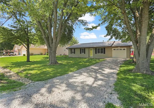 Photo 2 of Sale Pending at 1054 Catalina Dr, Edwardsville, IL 62025 | MLS# MIS26043405 | Listing updated on 2026-08-30