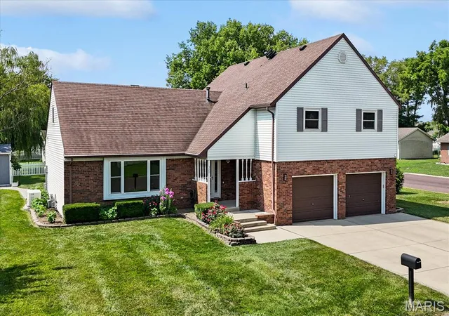 Homes for sale in Mascoutah, IL | 320 Adam Ct, Mascoutah, IL 62258 | MLS# MIS26043408