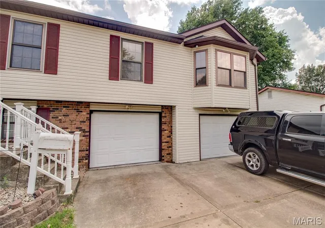 Homes for sale in Jerseyville, IL | 1024 W Hickory St, Jerseyville, IL 62052 | MLS# MIS26043423