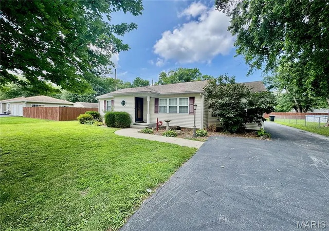 Photo 2 of Single family home for sale at 5513 Pontiac Dr, Fairview Heights, IL 62208 | MLS# MIS26043430 | Listing updated on 2026-08-11