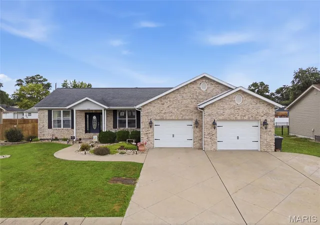 Homes for sale in Bethalto, IL | 120 Gabrielle Cir, Bethalto, IL 62010 | MLS# MIS26043462