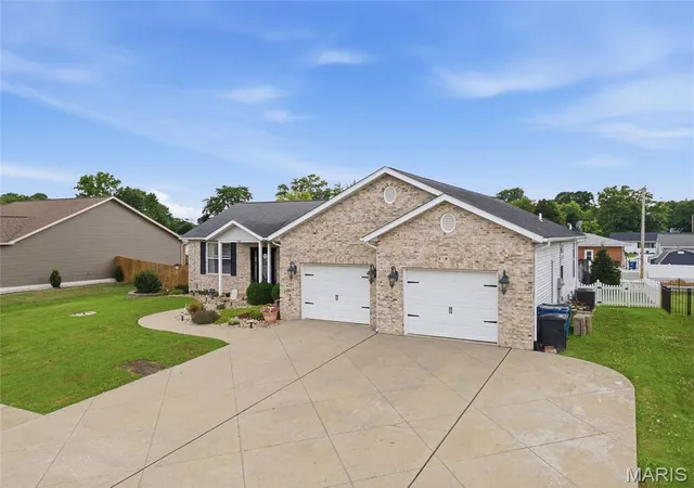 Homes for sale in Bethalto, IL | 120 Gabrielle Cir, Bethalto, IL 62010 | MLS# MIS26043462