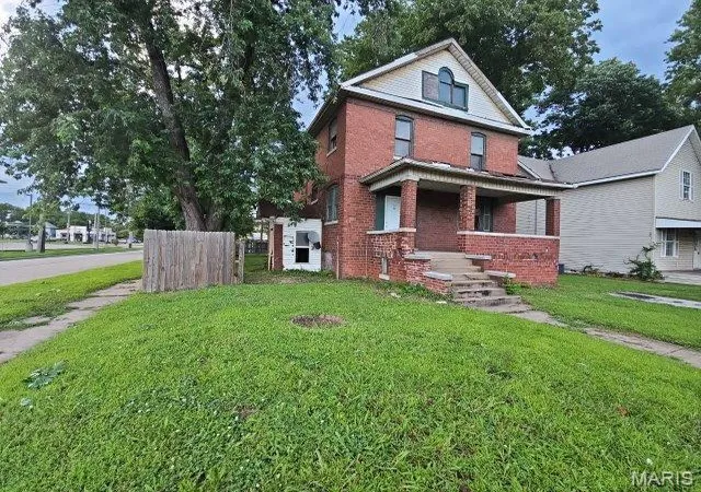 Homes for sale in Granite City, IL | 2201 Iowa St, Granite City, IL 62040 | MLS# MIS26043495