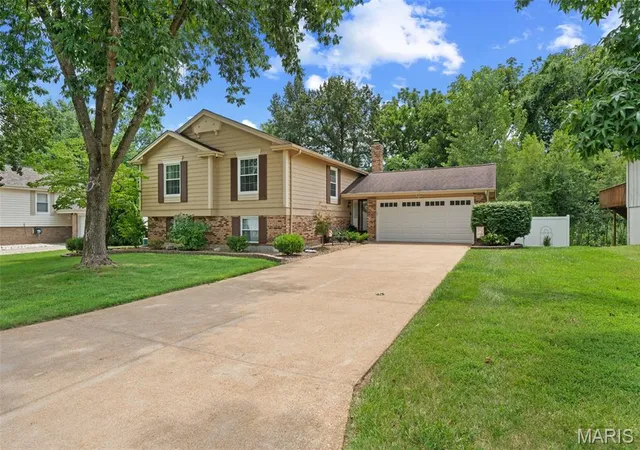 2nd image of 61 Crescent Hills Dr, Saint Peters, MO 63376 | MLS# MIS26043504