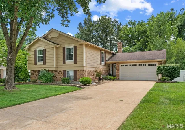 3rd image of 61 Crescent Hills Dr, Saint Peters, MO 63376 | MLS# MIS26043504
