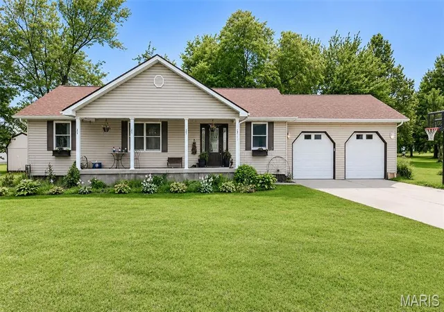 Homes for sale in Coulterville, IL | 1023 S Main St, Coulterville, IL 62237 | MLS# MIS26043579